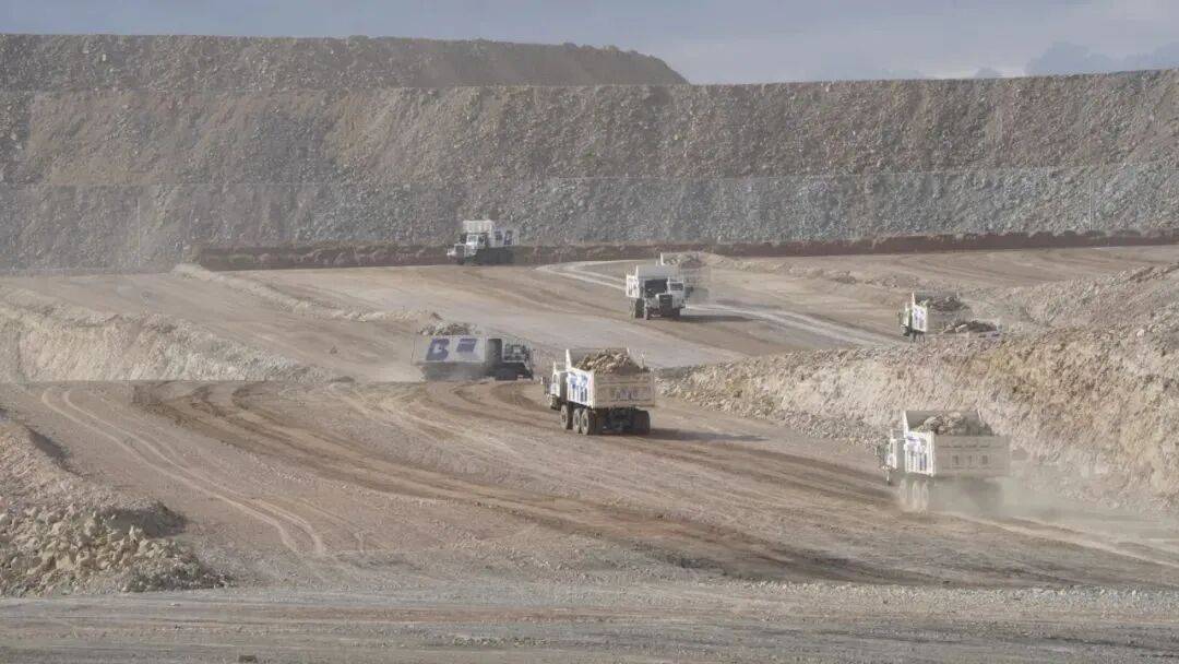 伯鐳科技 超500臺(tái)純電無(wú)人礦卡落地，首創(chuàng)“雙無(wú)人”模式引領(lǐng)礦山智能化變革